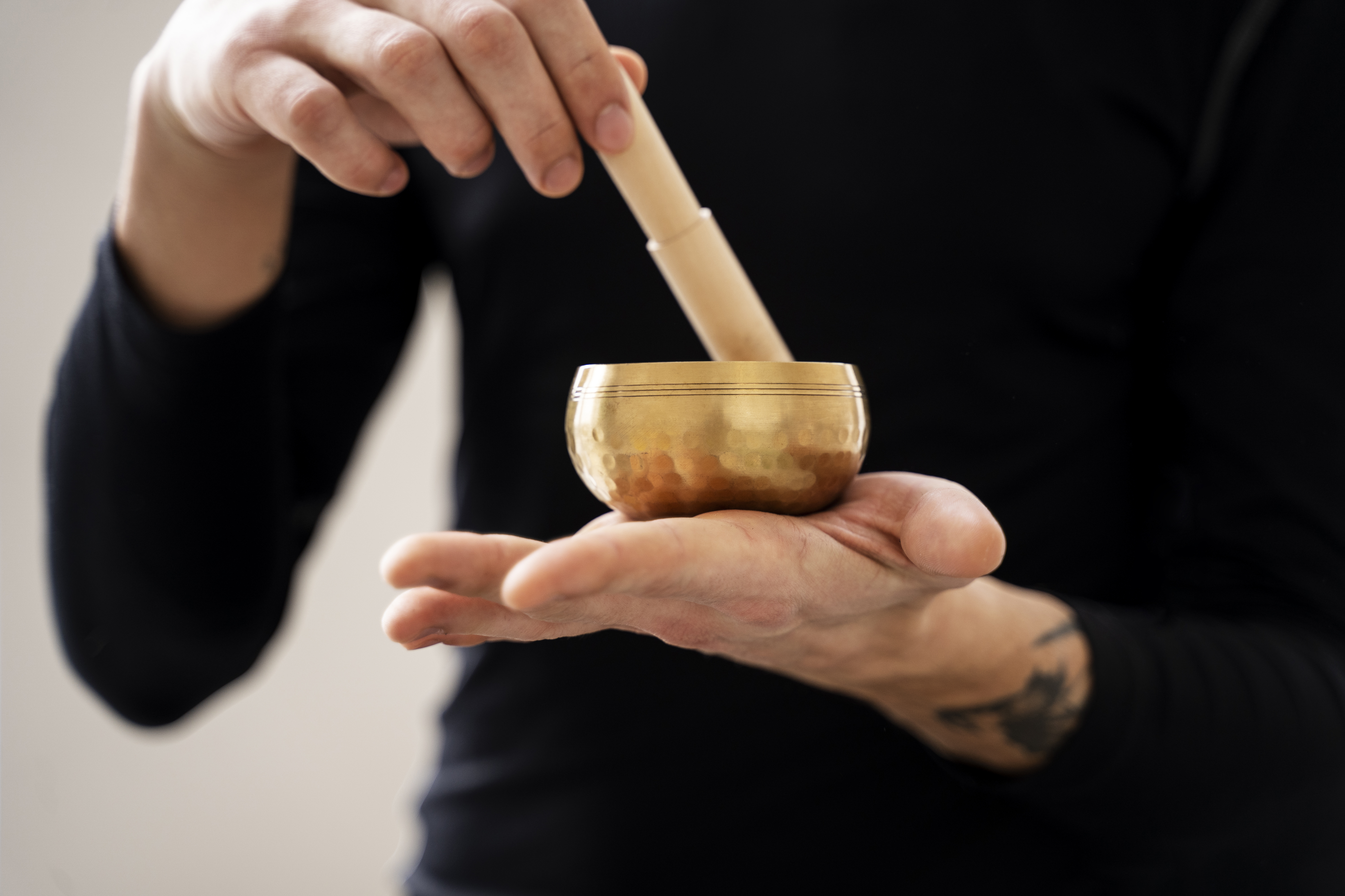 изображение Виброакустический массаж поющими чашами: контактный метод